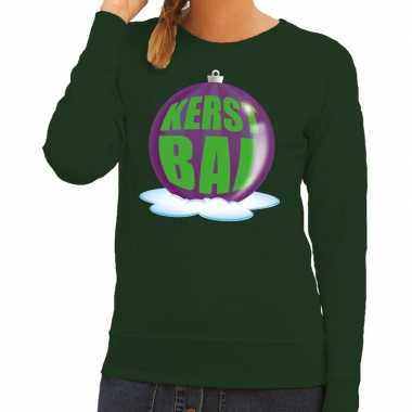 Foute kersttrui kerstbal paars op groene sweater dames